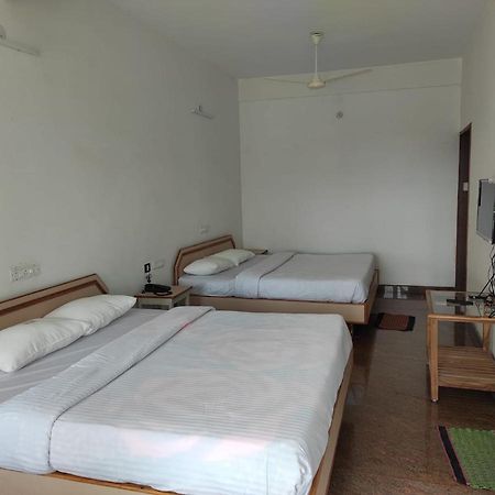 Sabari Residency Hotel Vālpārai Buitenkant foto