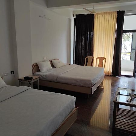 Sabari Residency Hotel Vālpārai Buitenkant foto
