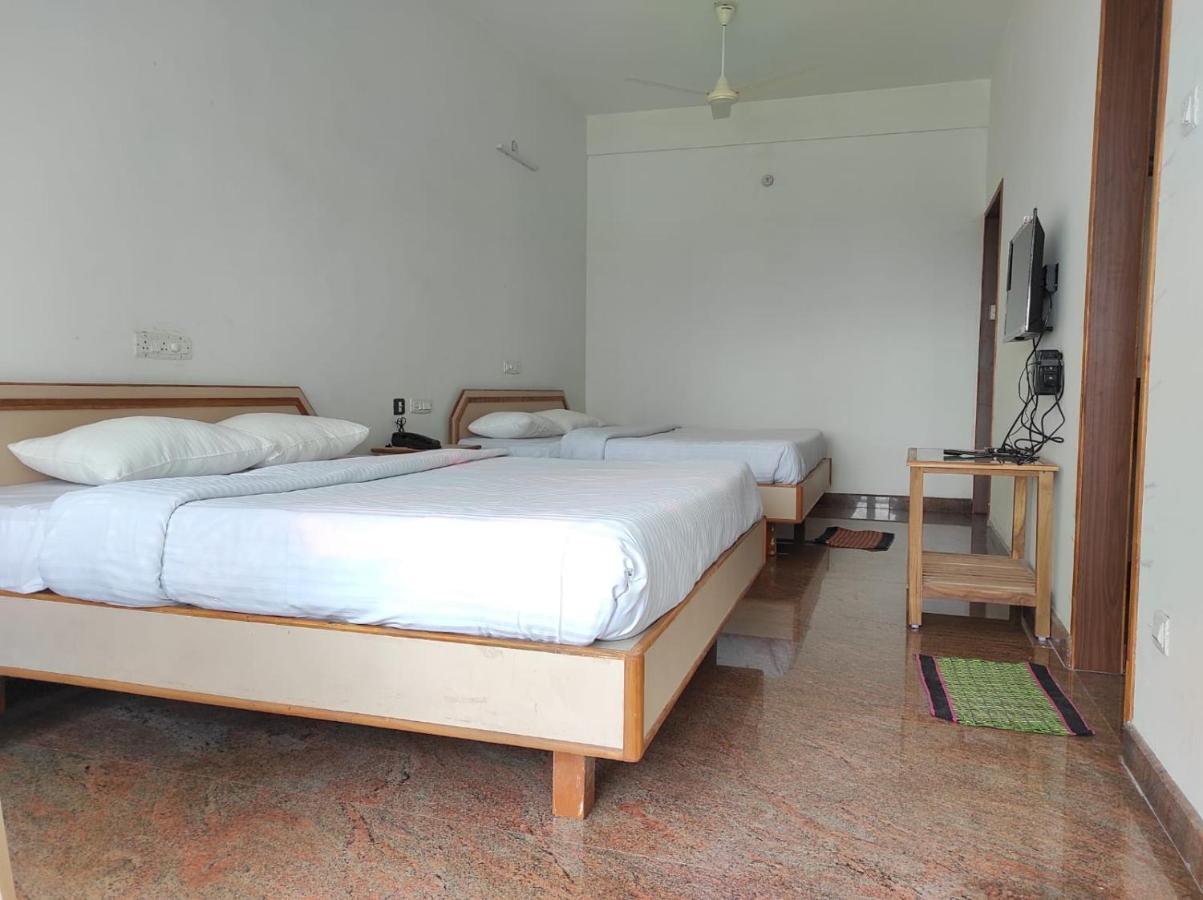 Sabari Residency Hotel Vālpārai Buitenkant foto