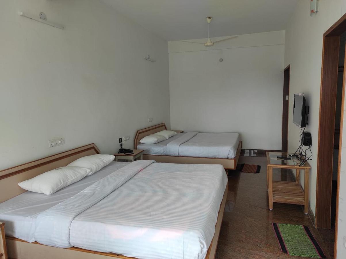 Sabari Residency Hotel Vālpārai Buitenkant foto