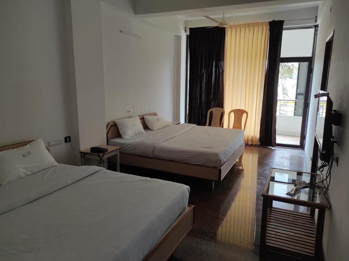 Sabari Residency Hotel Vālpārai Buitenkant foto