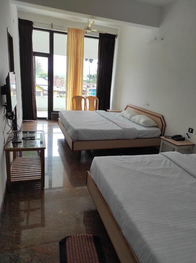 Sabari Residency Hotel Vālpārai Buitenkant foto