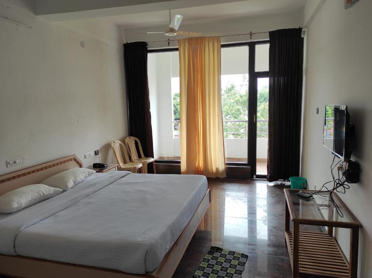 Sabari Residency Hotel Vālpārai Buitenkant foto