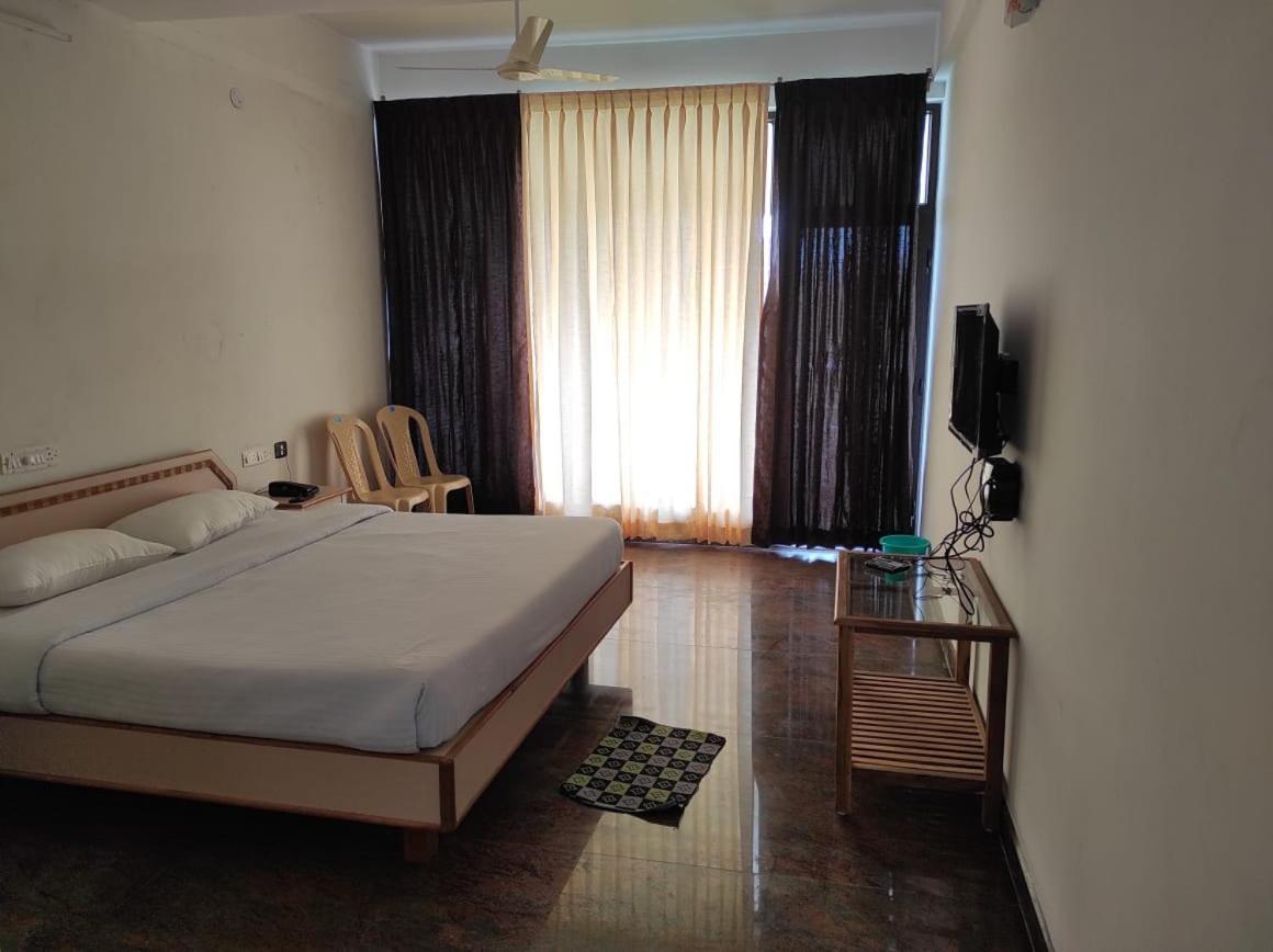 Sabari Residency Hotel Vālpārai Buitenkant foto